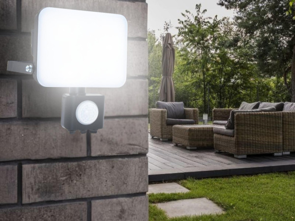 Vonkajší čierny LED reflektor so senzorom 30W / 4000K - LF7023S 8