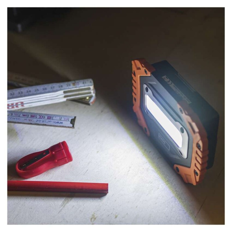 LED SVÍTILNA COB LED 4×AA 5